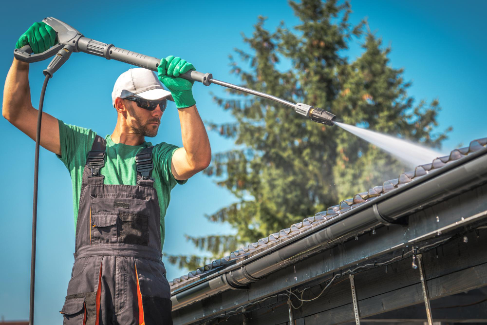 Gutter Cleaning in Margate: Costs, Frequency, Benefits, Damage Prevention and Services